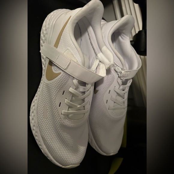 Like New Nike Women's Revolution 5 FlyEase Running Shoe size 11 - Picture 4 of 11